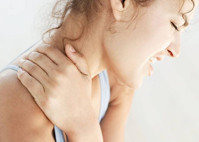 Silná bolesť u ženy spôsobená cervikálnou osteochondrózou