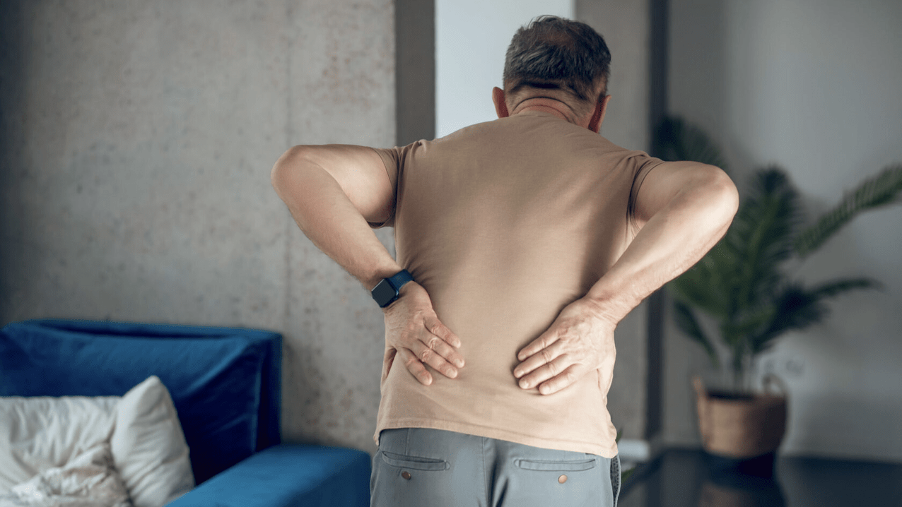 Bolesť chrbta v bedrovej oblasti u muža