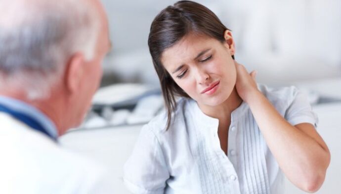 Pacient s príznakmi cervikálnej osteochondrózy počas konzultácie s lekárom