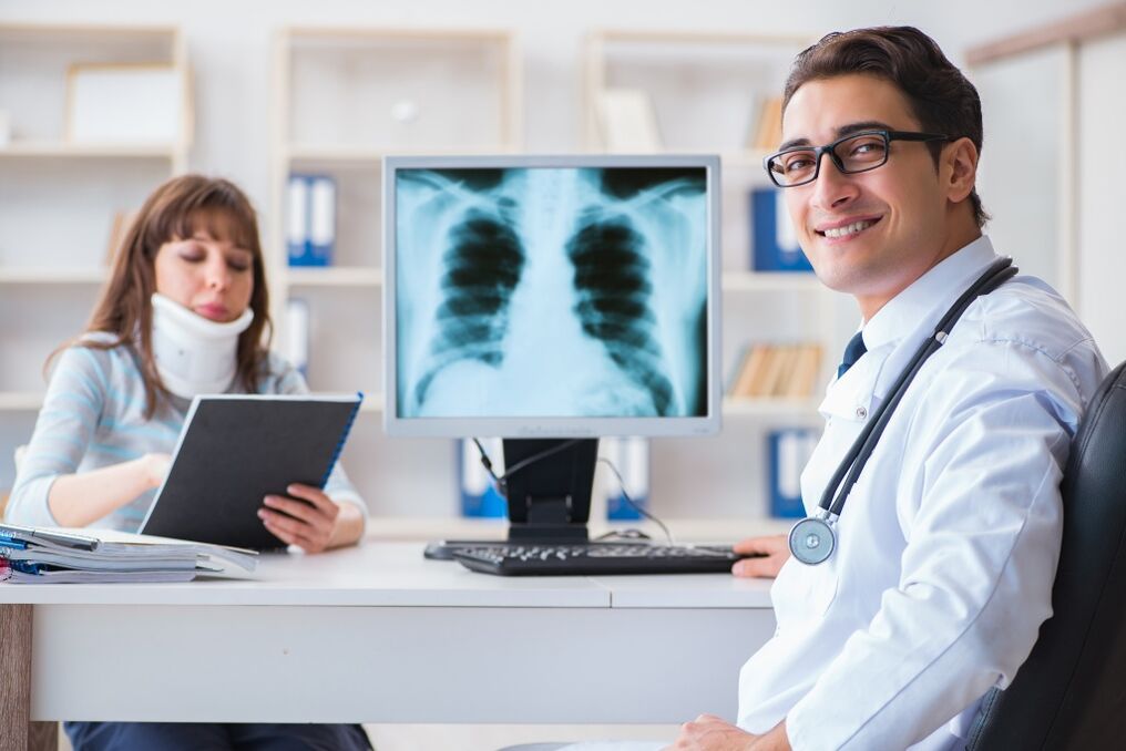 Pacient s cervikálnou osteochondrózou u lekára